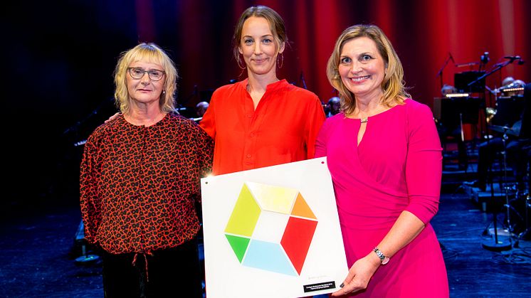 Civilminister Lena Micko delar ut utmärkelsen Sveriges Modernaste Myndigheten till Åsa Olsson och Inger Ek, Upphandlingsmyndigheten