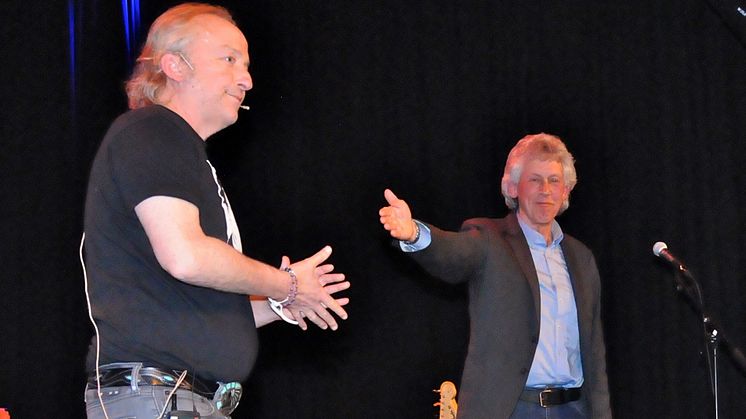 Levi Henriksen ble kunngjort som vinner av Vidar Sandbecks kulturpris 2018 under et bokbad på Hamar torsdag kveld. Tom-Erik Tangen (til høyre) offentliggjorde prisen. Foto Erik Larsen