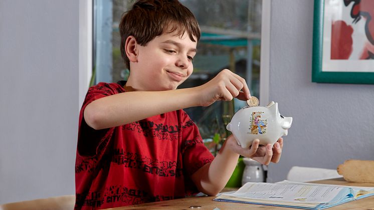 Junge mit Sparschwein