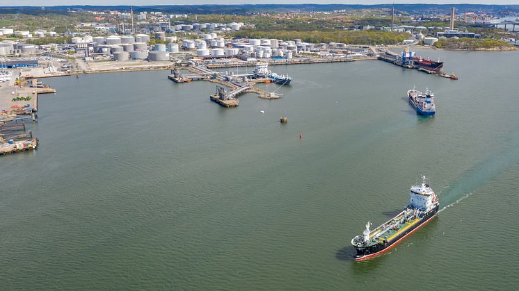 Energihamnen är högintensiv miljö där säkerheten har högsta prioritet – samtidigt måste stora volym- och trafikflöden hanteras på kort tid. Med smart automatisering och digitalisering blir den ekvationen enklare att få ihop. Bild: Göteborgs Hamn AB.