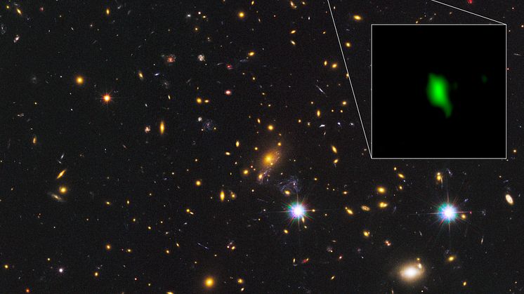 Bilden visar galaxhopen MACS J1149.5+223 fotograferad av NASA/ESA Hubble Space Telescope, med data från ALMA-teleskopet för galaxen MACS1149-JD1 i den inzoomade delen. Credit: ALMA (ESO/NAOJ/NRAO), NASA/ESA Hubble Space Telescope, W. Zheng (JHU), M. 