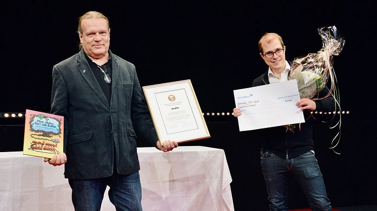 Bengt Hackberg, ordförande i Miljö- och hälsoskyddsnämnden och Glenn Johansson, vd på Glesys, under prisceremonin. Foto: Falkenbergs kommun.
