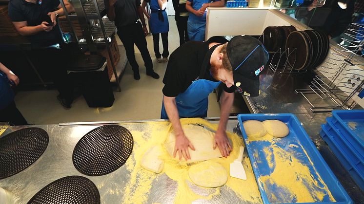 Her strekkes deigen i Fastest Pizza Maker