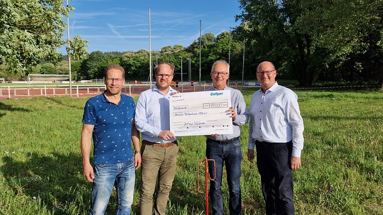 Jörg Schäfer (Vollversammlungsmitglied der IHK-Koblenz), Jens Bittner, Frank Schüller und Frank Schönherr (v.l.) bei der Übergabe der Spende auf dem zukünftigen Kleinfeld