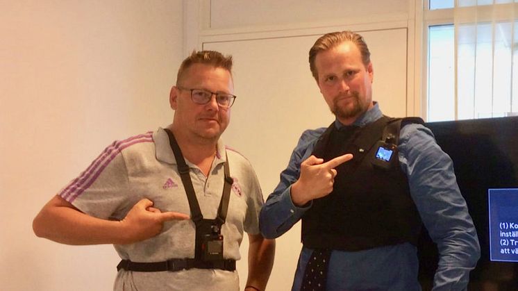 John Roslund (M) och Carl Johan Sonesson (M) provar de kroppskameror som de gärna vill se användas på akutmottagningar i Skåne.