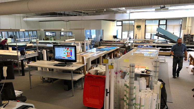 Sign Production har 20 opertører og 2500 kvadratmeter med produksjonslokaler på Årnes.