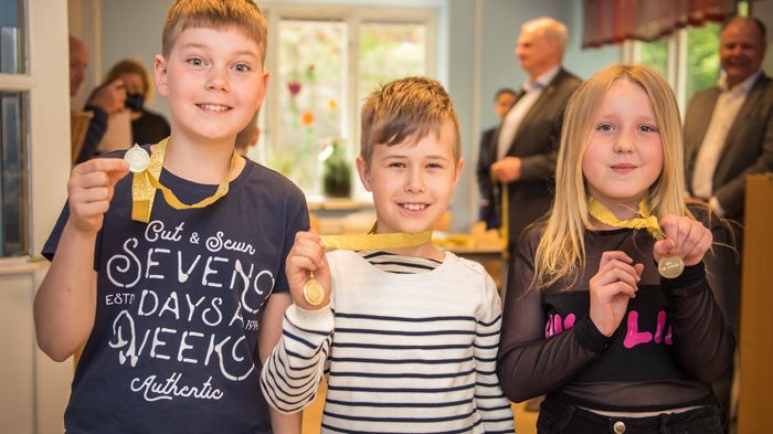 Ragnar, Leo och Maj från Pilgrimsskolan i Aspudden är tre av vinnarna av Lilla Säkerhetspriset 2017 som delas ut av MTR Nordic (Foto: Viktor Fremling)