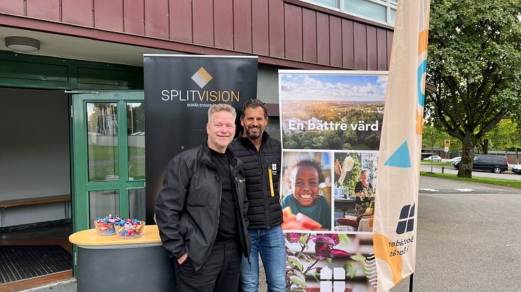 Matts Hellström från SplitVision och Avni Bajrami från Bostäder i Borås informerar hyresgäster om pilotprojektet.