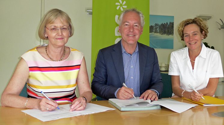 Bürgermeister Günter Heyland unterzeichnet mit Ursula Jekelius (l.) und Silke Mall (beide Kommunalmanagement Bayernwerk) den neuen Konzessionsvertrag für Neubiberg.