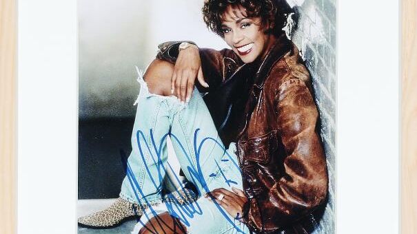 Signeret farvefotografi af den amerikanske sangerinde Whitney Houston (1963-2012). Vurdering- 4000-6000 kr.
