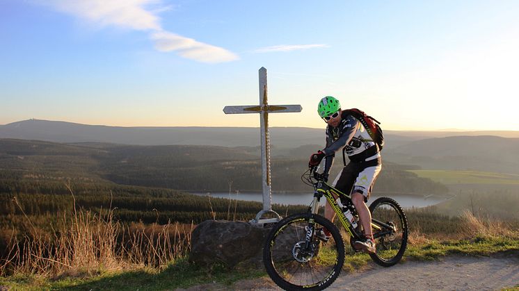 Roland Stauder auf dem Gipfel des Bärensteines ( MTB Stoneman Miriquidi)