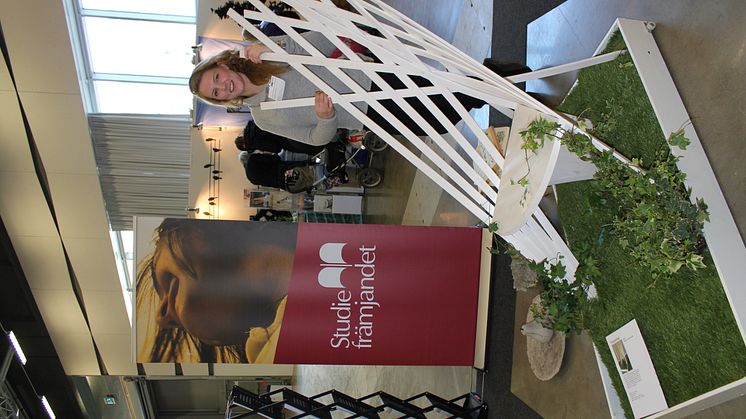 Felicia Kilander med sin stol Maua - Balkongstolen 