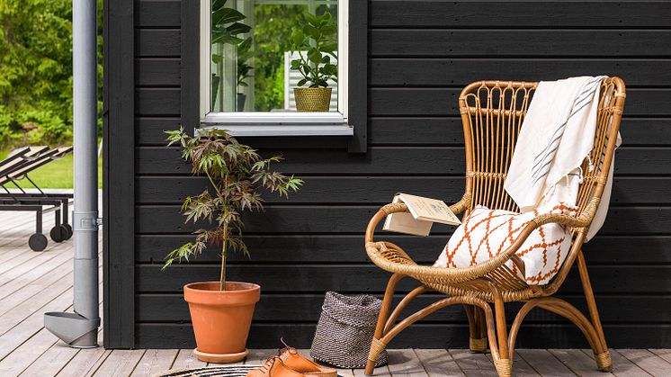 Svart fasad, målad med Beckers Fasadfärg Helmatt
