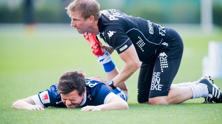 IFK Göteborgs Mads Albaek får stretchinghjälp av fysioterapeut Fredrik Larsson