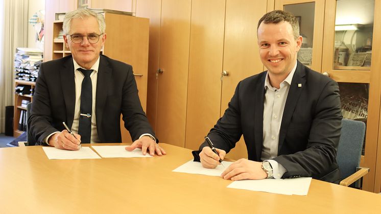Bürgermeister Ludwig Eisenreich und Geschäftsleiter Förderprojekte von Deutsche Glasfaser Gunther Schwab unterzeichnen den Änderungsvertrag.