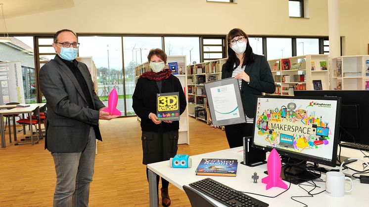 Preisübergabe mit Abstand in Rödinghausen (v. l.): Bürgermeister Siegfried Lux, Büchereileiterin Andrea Mewitz und  Christiane Rüsel, Kommunalreferentin Westfalen Weser.