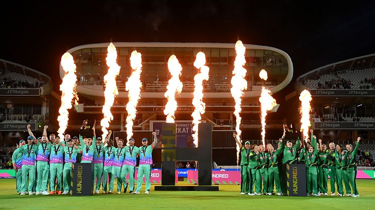Oval Invincibles men's team and Southern Brave women's team lift The Hundred trophy. Photo: Getty Images for ECB