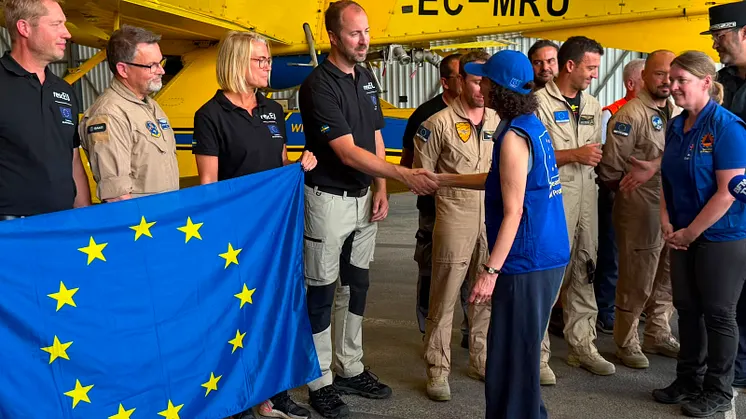 Team leader Markus Green hälsar på EU-kommissionär ERCC Mrs Hadja Lahbib som besökte insatsområdet.