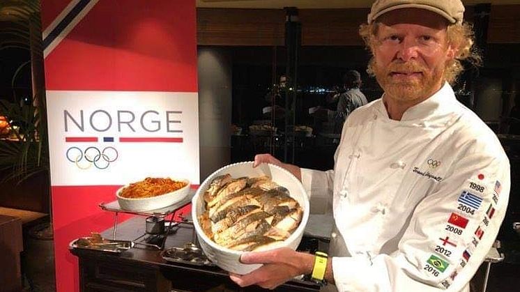 OL-kokken Trond Skogvoll serverer fersk norsk sjømat to ganger om dagen til sultne OL- utøvere.  FOTO: Privat