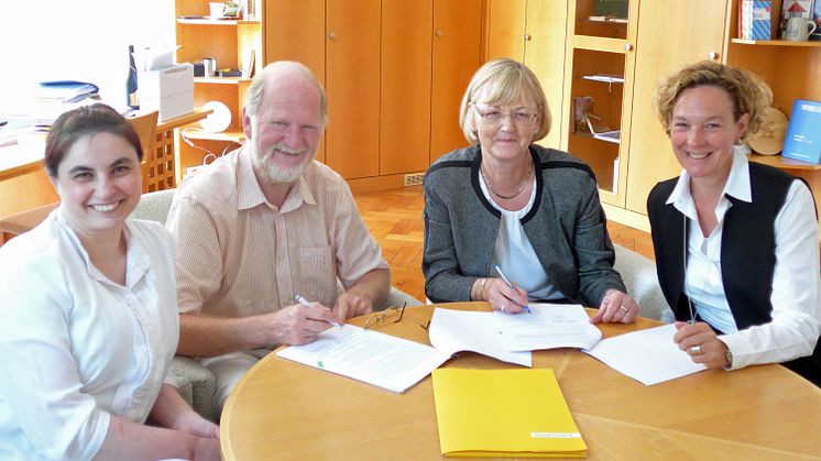Partner bis 2040: Bürgermeister Michael Muther und Ursula Jekelius (2.v.r.), Leiterin Kommunalmanagement Oberbayern, unterzeichneten mit Kommunalbetreuerin Silke Mall (r.) und Gemeindemitarbeiterin Erika Schuster (l.) den neuen Konzessionsvertrag.