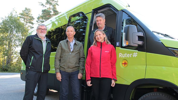Knut Erik Sanne i Taxus Akershus AS, kvalitetsleder John Gunnar Aune i Konsentra, sjåfør John Wallace og kommunikasjonssjef Gro Janborg i Ruter.