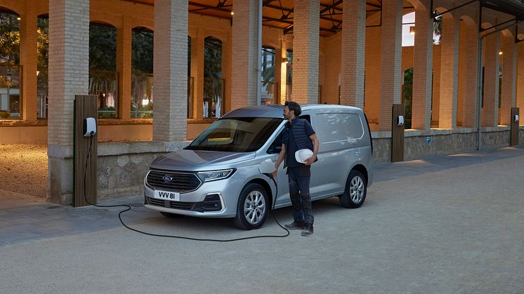 TRANSIT CONNECT_LADBAR HYBRID SWB (3).jpg