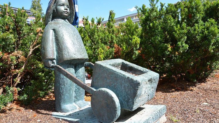 En kjent figur på Vestli torg, "Gutt med trillebår", av billedhugger Solveyg W. Schafferer. 