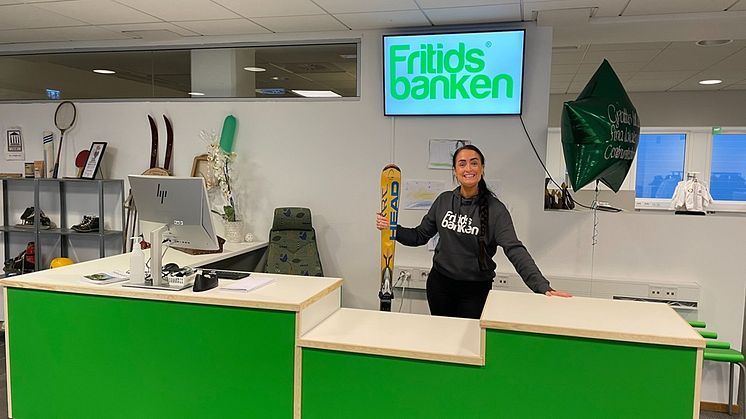 Josefine Larsson bakom utlåningsdisken på Fritidsbanken. Fotograf: Roger Edeflod. 