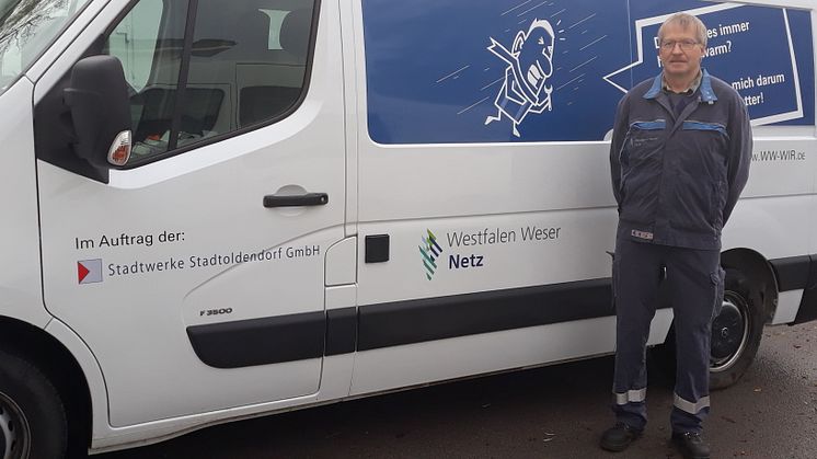 Wolfgang Grewe mit seinem Einsatzfahrzeug