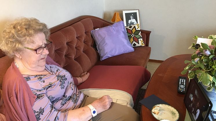 90-åriga Margit Johansson följer barnbarnsbarnets dop från soffan på vård- och omsorgsboendet Olsgården i Kallinge