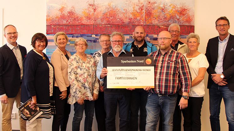 Representanter från de föreningar som mottagit bidrag från Sparbanken Nord - Framtidsbanken. Från banken Carl Stenlund och Thomas Nordberg