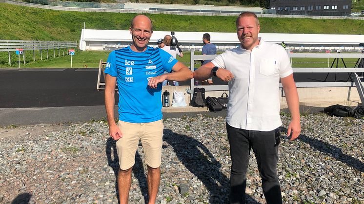 I HOLMENKOLLEN: Morten Djupvik og Eivind Helgaker med "korona-shake" for å markere ny avtale.