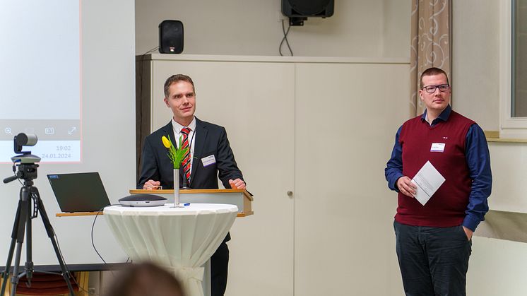 PD Dr. med. Yaroslav Winter, Universitätsmedizin Mainz (links) und der Chefarzt der Hephata-Neurologie, Dr. med Sven Fuest, bei einer Fragerunde des Symposiums (Fotos: Stefan Betzler), s