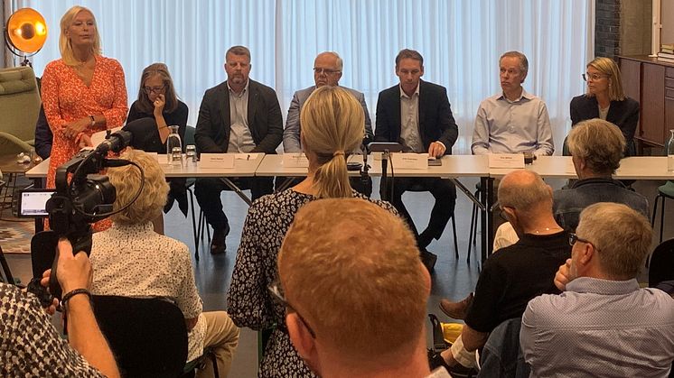 Presskonferens med företrädare för livsmedelsnäringen och politiken i Skåne.