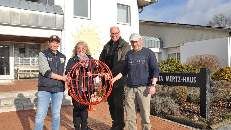  ﻿﻿Stolz auf die künstlerische Maßanfertigung aus Metall sind (von links): Jens Köster (Beschäftigter), Christel Östreich (Einrichtungsleiterin), Anselm Treu (ehem. Arbeitsgruppenleiter) sowie Beschäftigter Heiko Ludwig.