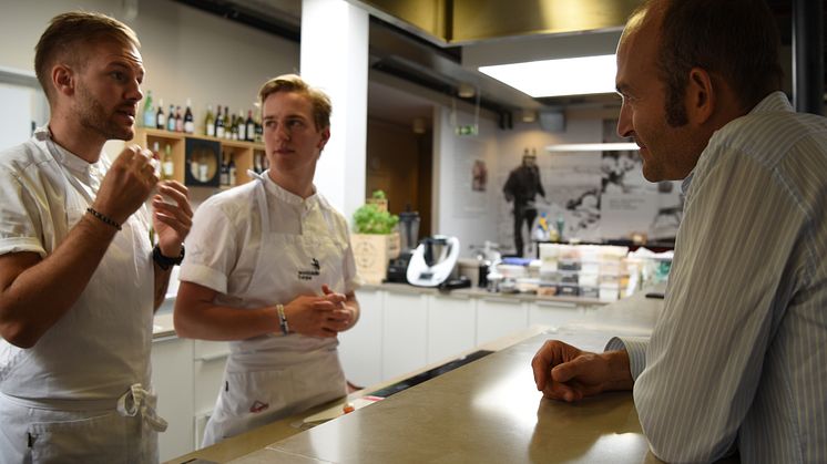 Sebastian Gibrand, till vänster, i samtal med Christian Di Luca och assistenten Gustav Leonhardt. 