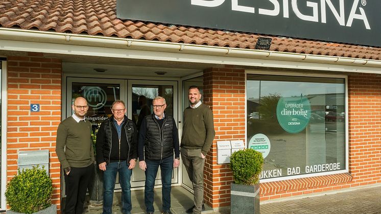 Indehaverne af Designa Thisted, Arne H. Jensen og Bjarke Storgaard, giver tøjlerne videre til de nye ejere, Jesper Vinther Fruergaard og Henrik Holm Poulsen, der også står bag Designa butikkerne i Herning og Lemvig. Foto: PR.