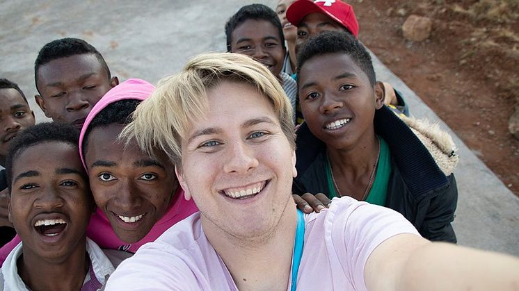 Giving Tuesday 2019:  Christoffer Mathiesen AKA Kattekryp oppfordrer til å støtte NMS` arbeid blant døve på Madagaskar.