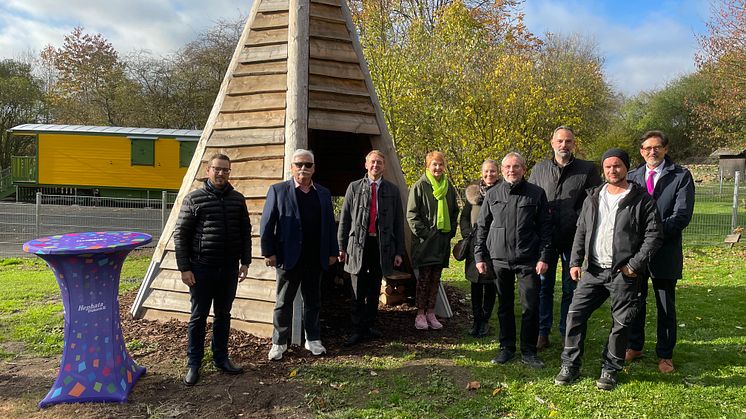 Zur offiziellen Übergabe des Tipis trafen sich Spender*innen, Vertreter der Hephata Diakonie sowie Lehrerinnen der Eckhard-Vonholt-Schule, die das Tipi in Zukunft nutzen werden. Alle Namen von links nach rechts lesen Sie am Ende des Beitrags.