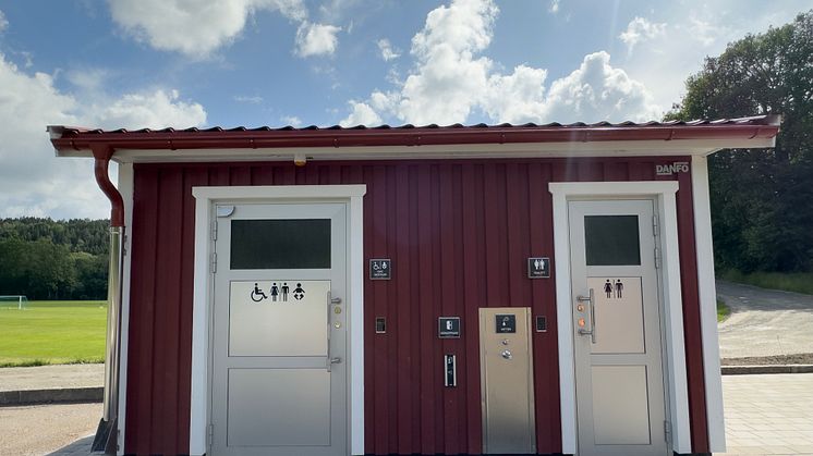 Servicehus med toaletter.jpg