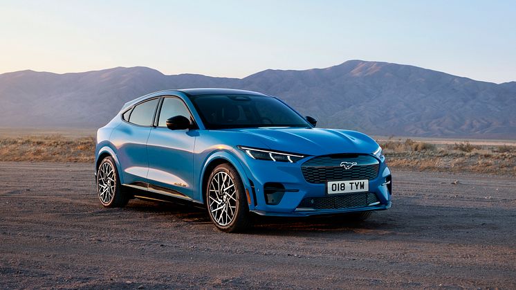 2021_FORD_MACH-E_GT_01