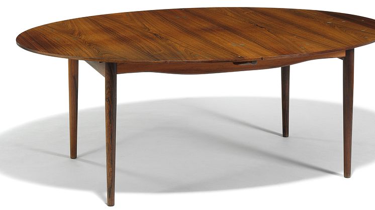Finn Juhl: "Judas Table". Oval Brazilian rosewood dining table with extension and two extra leaves. Top and leaves with circular silver inlays. Estimate: DKK 200,000 / € 27,000.