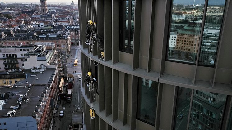 Vinduespolering på Axel Towers en tidlig morgen 