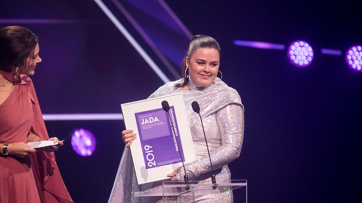 Sangskriver og sanger Jada modtog Kronprinsparrets Kulturelle Stjernedryspris 2019 for med sine sange at åbne for et pop-univers, der gennemsyres af både mod og skrøbelighed.