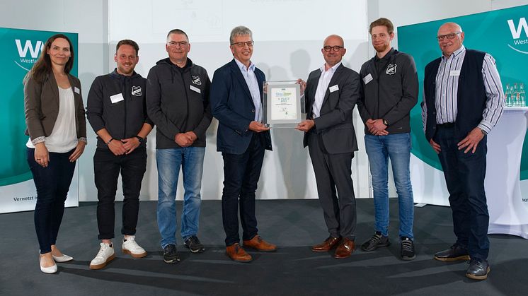 Preisfreude (v. l.): Verena Michalek, Klimaschutzagentur Weserbergland, Andy Wollny, Thomas Zander, Frank Deterding, Andreas Speith, Westfalen Weser,Tristan Bulmahn und Ralph Dunger, Bürgermeister Wiedensahl.