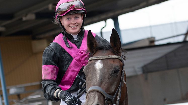 Jockeyn Annie Nilsson-Lindahl har som mål att klara av en Svensk Klassiker.