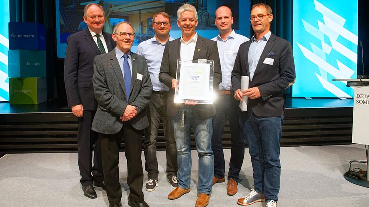 Freuen sich über das Preisgeld (v. l.): Dr. Stephan Nahrath, Geschäftsführer WWE, stellv. Bürgermeister Anton Wittke, Patrick Dirichs, Markus Gerecke und Benedikt Stiewe, TuS Egge Schwaney sowie Jurymitglied Heinz-Jörg Heinemann, Sachverständiger.