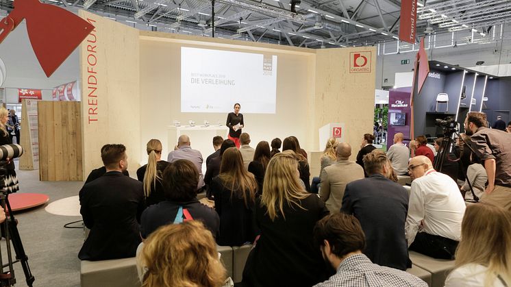 Dieses Jahr findet die ORGATEC in Köln vom 25. bis 29. Oktober 2022 statt, wie auch schon 2018 u.a. mit der Verleihung des Best Workplace Awards. Bild: Koelnmesse GmbH