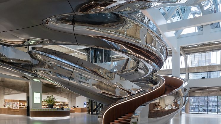 Kebony-Holztreppe im FENIX Museum: Nachhaltige Architektur, doppelte Helix, Design von MAD Architects in Rotterdam.
