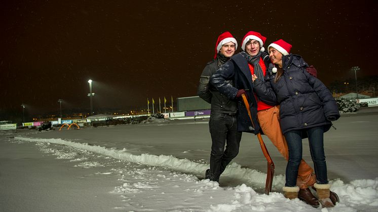 Tre travdårar firar jul i igloo på Solvalla
